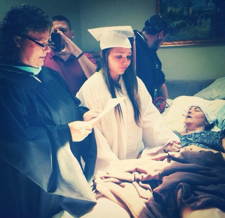 Una ragazza riceve il diploma di laurea accanto al letto della madre, malata terminale.