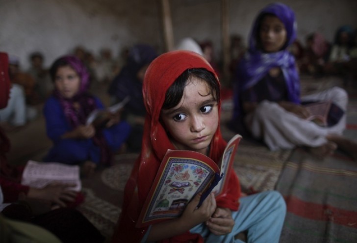 Aisha Daud, di 4 anni, nell'aula di religione in una scuola del Pakistan.