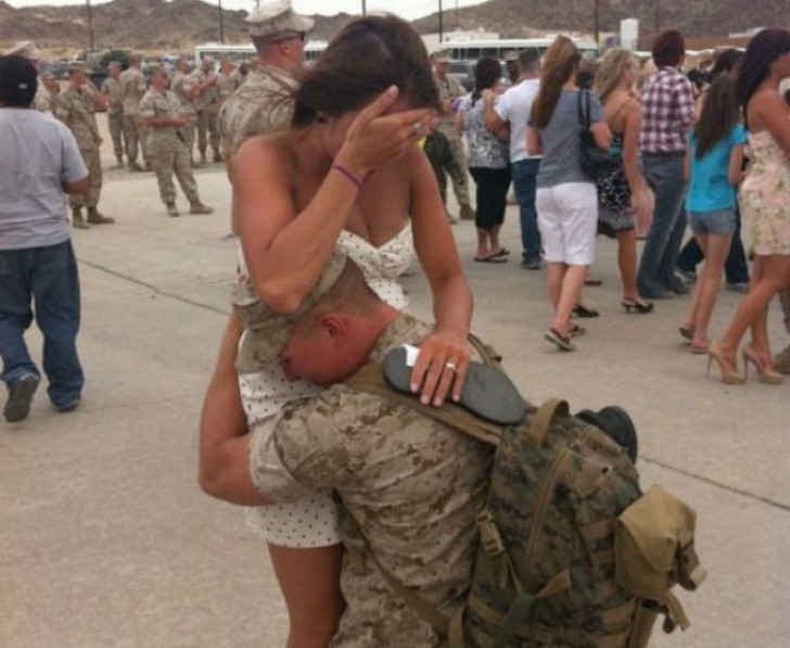 Un sergente saluta la moglie e il figlio che porta in grembo.