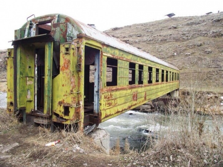 10. le wagon d'un vieux train utilisé comme pont