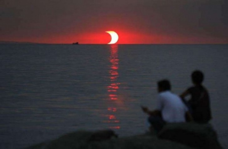 3. Eclissi di sole sul mare