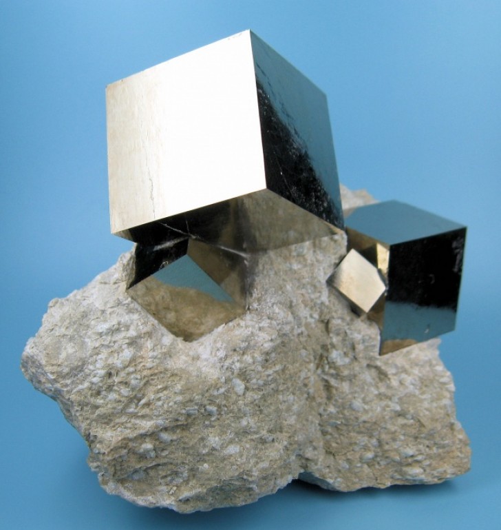 5. cubes naturels de pyrite de fer