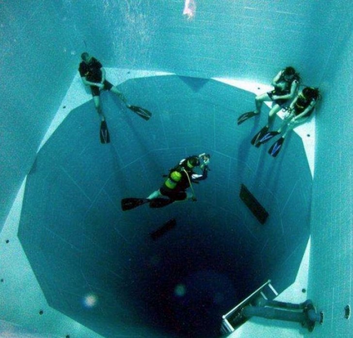 8. La piscina più profonda del mondo si estende per 42 metri, ed ha una capacità di 4.300 metri cubi d'acqua