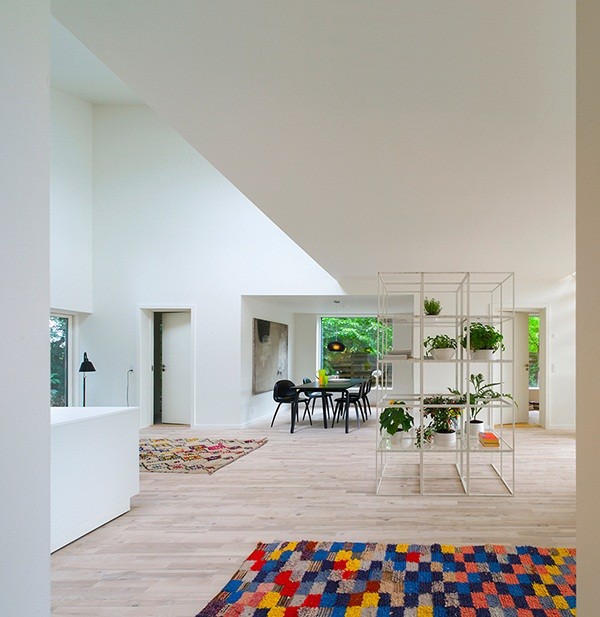 Gli interni, che favoriscono una splendida illuminazione naturale, sono all'insegna della flessibilità degli spazi, di un bianco impeccabile e minimale, in pieno stile scandinavo.