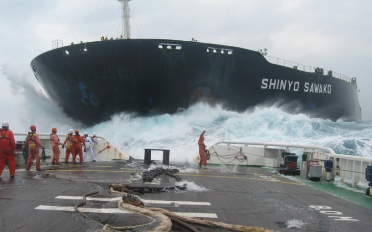 # 10. Membres de l’équipage d’un navire en pleine tempête