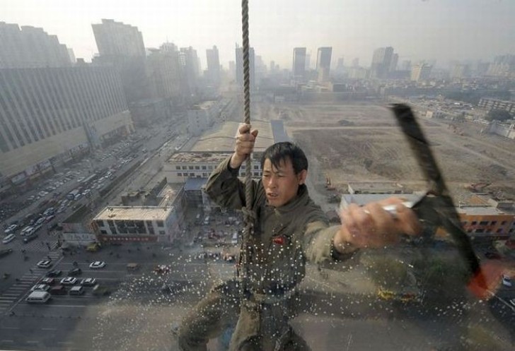 # 2. Laveur de vitres en Corée du Nord