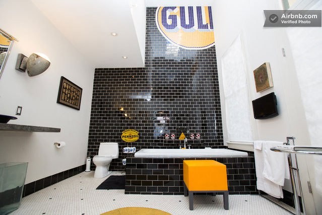 Nel bagno è stato lasciato integro l'antico mosaico del nome della Gulf Oil, un'altra compagnia petrolifera.