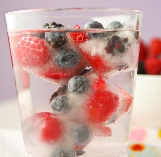 Per preparare una bevanda leggera congelate dei frutti di bosco in cubetti. Versateli poi in un bicchiere d'acqua semplice, che si aromatizzerà man mano che i cubetti si scioglieranno. 