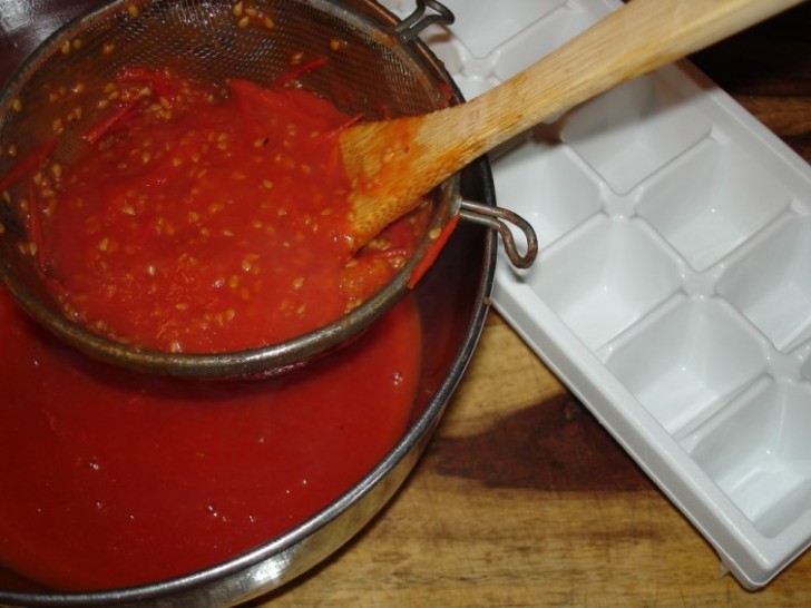 Spesso sono necessarie in cucina piccole porzioni di sugo piuttosto che un barattolo intero: la vaschetta del ghiaccio può aiutarvi.