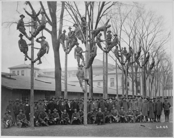 Elettricisti militari posano in gruppo, 1918