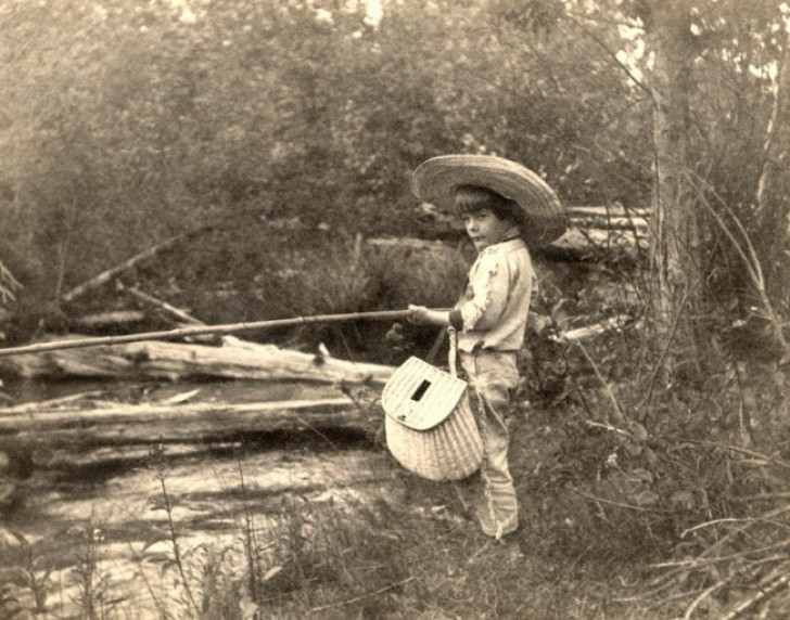 Un giovanissimo Ernest Hemingway a pesca nel 1904