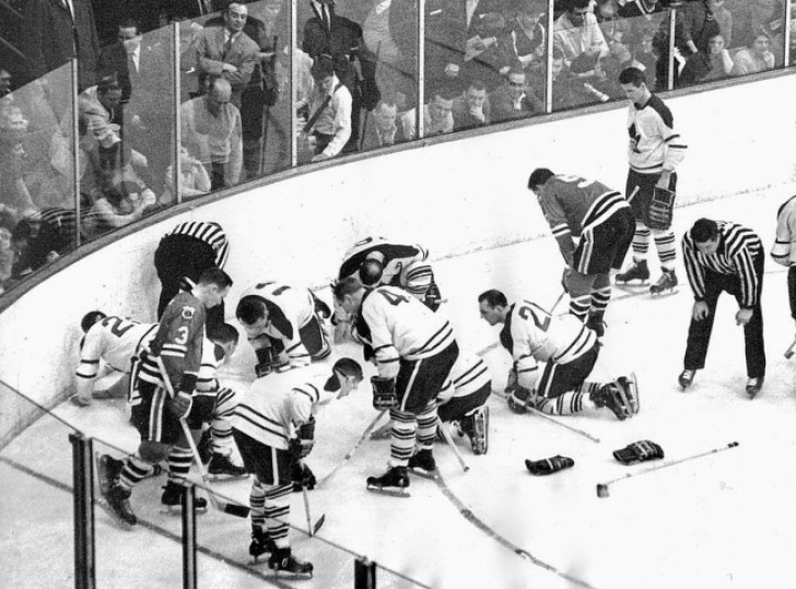Ein Hockey-Match zwischen den Toronto Maple Leafs und den Chicago Black Hawks wird unterbrochen, um nach der Kontaktlinse des Spielers Jack Evans zu suchen, 1962