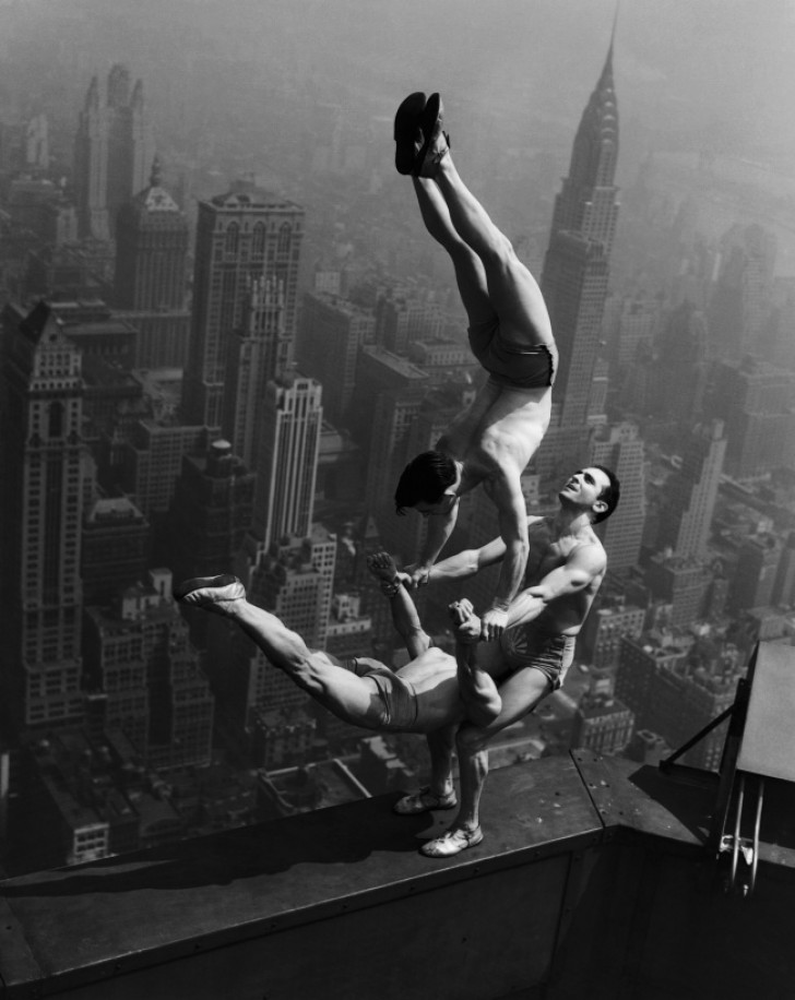 Unerschrockene Akrobaten geben eine Vorführung auf dem Empire State Building, 1934