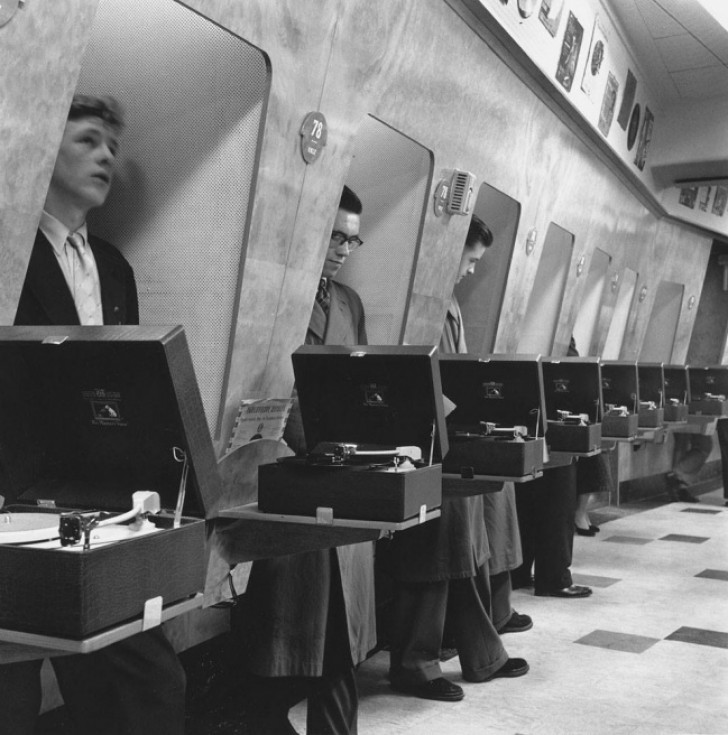 Un negozio di musica con cabine insonorizzate per favorire l'ascolto, 1955