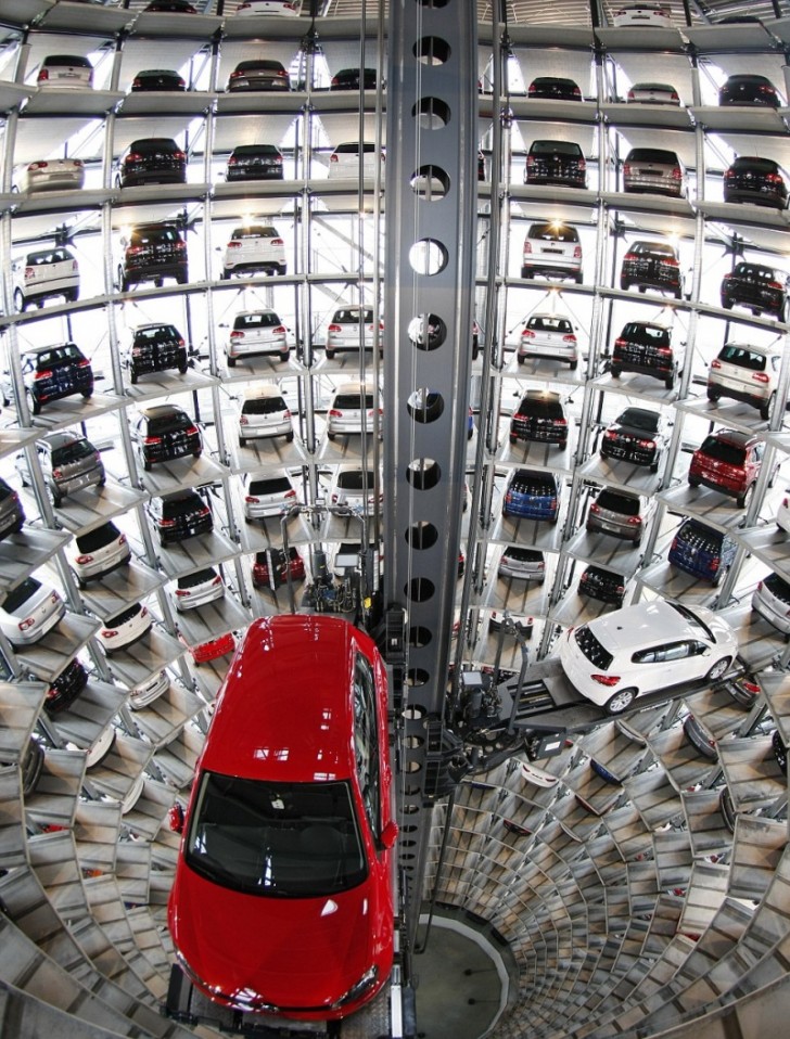 High-tech parkeergarage, Volkswagen Fabriek, Wolfsburg