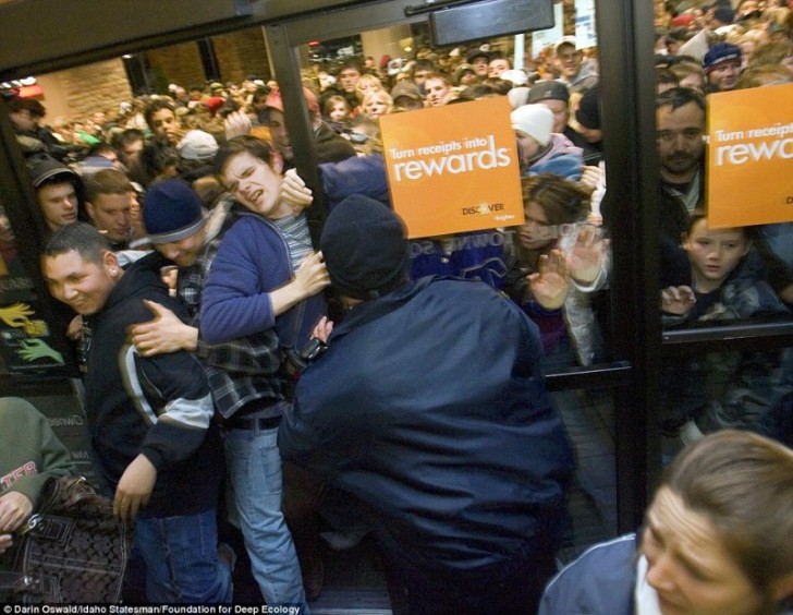 18. La folla all'entrata di un centro commerciale in delirio per accaparrarsi la merce al miglior prezzo
