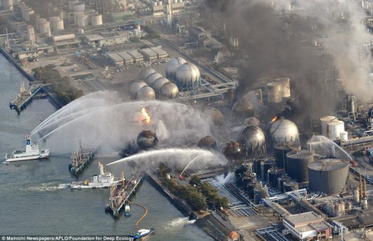 22. Una centrale elettrica in fiamme dovute al terremoto che ha colpito la città di Fukushima
