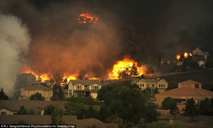 8. Le fiamme di un incendio raggiungono il centro abitato: i cambiamenti climatici sono responsabili di molti incendi boschivi