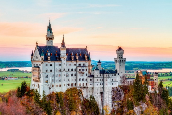 Questo castello è stato costruito da Re Ludovico II di Baviera, nel 1888. Si dice che Tchaikovsky ne abbia tratto ispirazione per la scrittura de "Il lago dei cigni", ed anche il castello di Disneyland ha delle somiglianze.