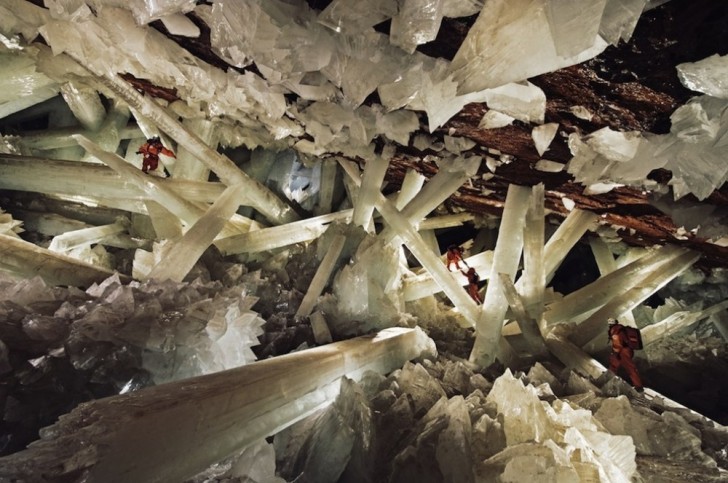 La grotta di cristallo è unica per le sue stalattiti lunghe fino a 11 metri. Si trova a 300 metri al di sotto della città di Naica. L'accesso ai turisti è vietato a causa dell'elevata temperatura, che sfiora i 48°C.