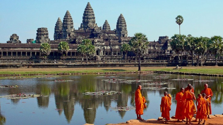 Angkor Wat, In Cambogia, è il più grande tempio della storia, costruito circa 9 secoli fa.