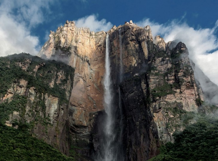Le Cascate dell'Angelo in Venezuela sono le più alte del mondo. Raggiungerle non è affatto facile, poiché si trovano nel cuore della foresta amazzonica.