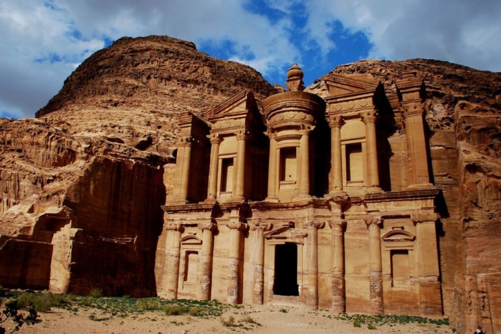 Petra è la capitale dell'antica città di Nabatei, esistita circa 2000 anni fa. È il più grande sito turistico della Giordania.