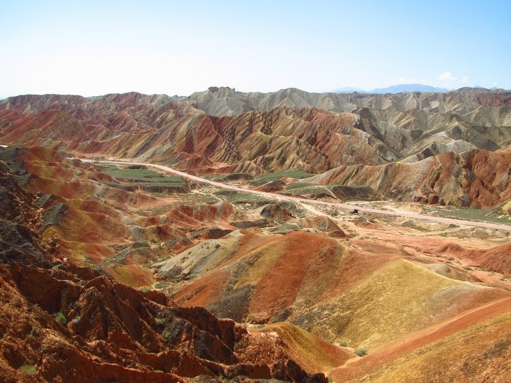 Le cime colorate delle montagne della provincia cinese di Gansu sono il miraggio di ogni fotografo. I colori accessi sono dovuti alle sabbie rosse e ad altri conglomerati, formatisi nel periodo Cretaceo.