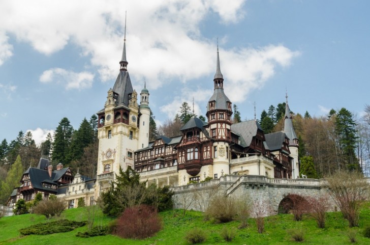 Il castello di Peles, in Romania, è stato costruito da Carlo I di Romania come residenza estiva. L'interno è senza dubbio degno di un re.