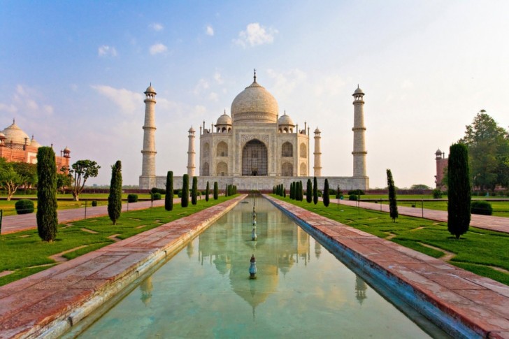 Il Taj Mahal è un simbolo d'amore che il sovrano Shah Jahan ha voluto costruire per la moglie Mumtaz Mahal, morta dando alla luce il loro quattordicesimo figlio.