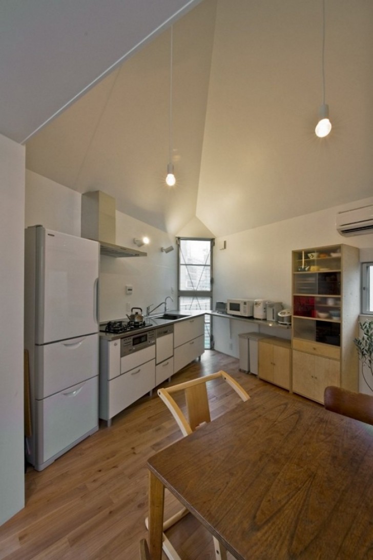 La cucina è abitabile. È stato concesso maggiore spazio alla cucina, in quanto ambiente centrale della casa.