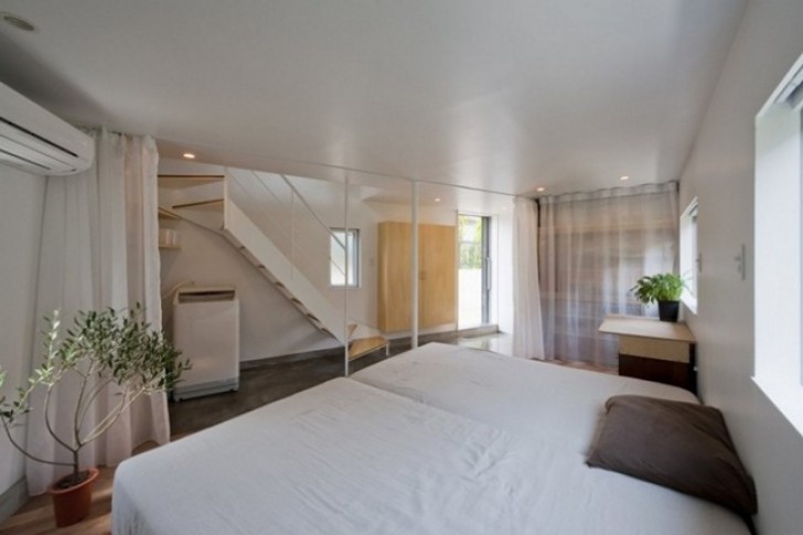 Il salone e la camera da letto sono al primo piano. Le finestre e l'illuminazione contribuiscono ad aumentare la percezione dello spazio.