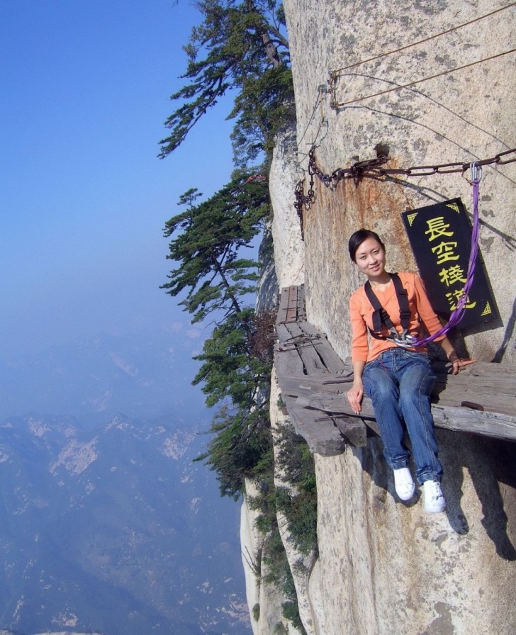 13. Una ragazza sulla "Via della morte", costruita a 2130 metri di altezza, in Cina