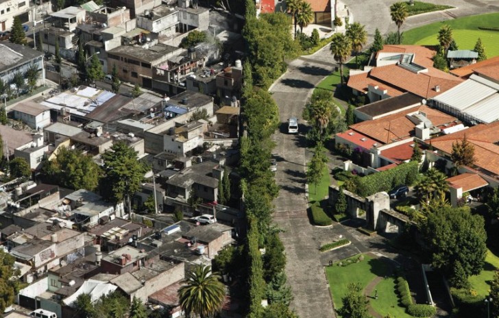 De rijke buurt is 'netjes' afgescheiden van de arme wijken