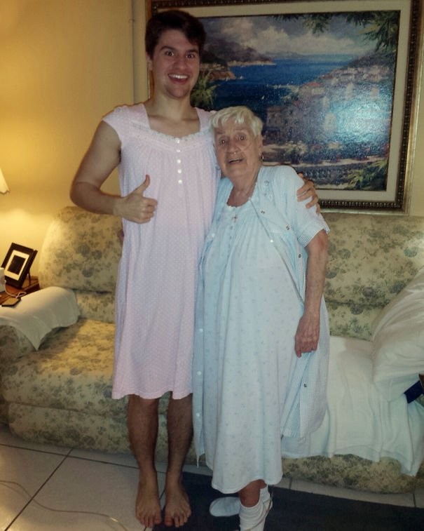 11. La nonna si vergognava di indossare la camicia da notte in ospedale, così il nipote ne ha indossata una per farle tornare il sorriso.