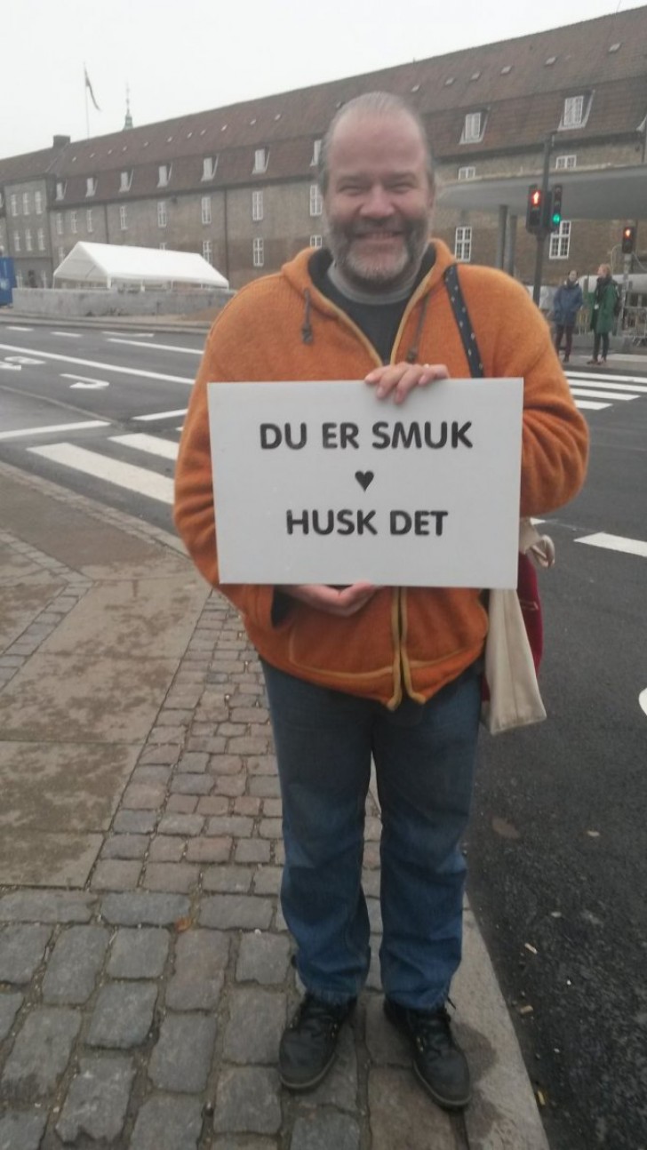 19. Questo signore danese gira con un cartello con su scritto "Tu sei meraviglioso, ricordatelo".