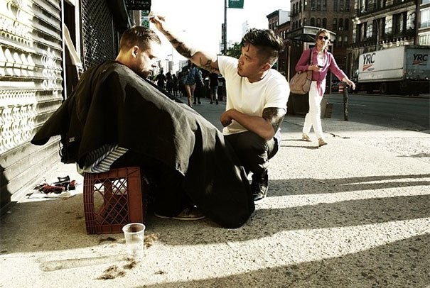 3. Ogni domenica, questo barbiere taglia gratuitamente i capelli ai senzatetto di New York.