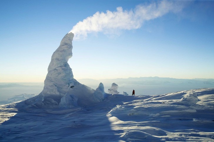 Dalla lotta tra il gas caldo che fuoriesce dal monte Erebus e il ghiaccio circostante è nato questo enorme camino. Guardate le dimensioni dell'uomo a confronto per capire la sua reale grandezza.