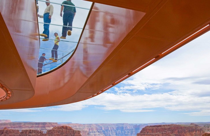 A 1200 metri di altezza dalle cime del Grand Canyon è stata costruita questa terrazza trasparente. Momenti indimenticabili per gli occhi, e per il cuore!