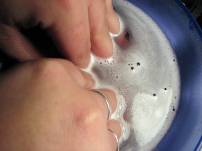 # 6. Se le vostre unghie non mostrano un colorito brillante e roseo, provate ad immergerle in acqua calda insieme ad una pasticca. Tenetele in ammollo per 30 minuti, poi risciacquate sotto acqua corrente.