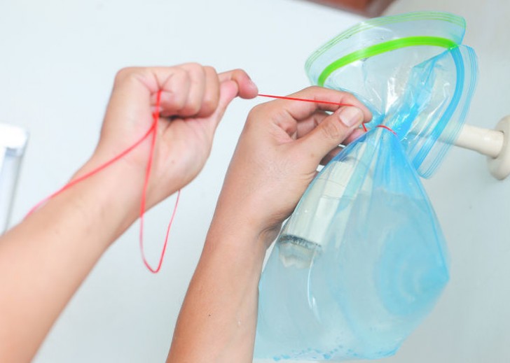 # 7. Per togliere il calcare dal soffione della doccia, legateci attorno un sacchetto di plastica con una o due pasticche all'interno. Aprite l'acqua calda fino a riempire il sacchetto, e lasciate agire per un'ora.