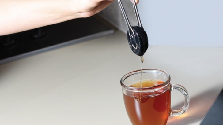 Bustina di tè in silicone, che permette una migliore solubilità e la possibilità di strizzare tutta l'acqua in eccesso con le pinze in dotazione.
