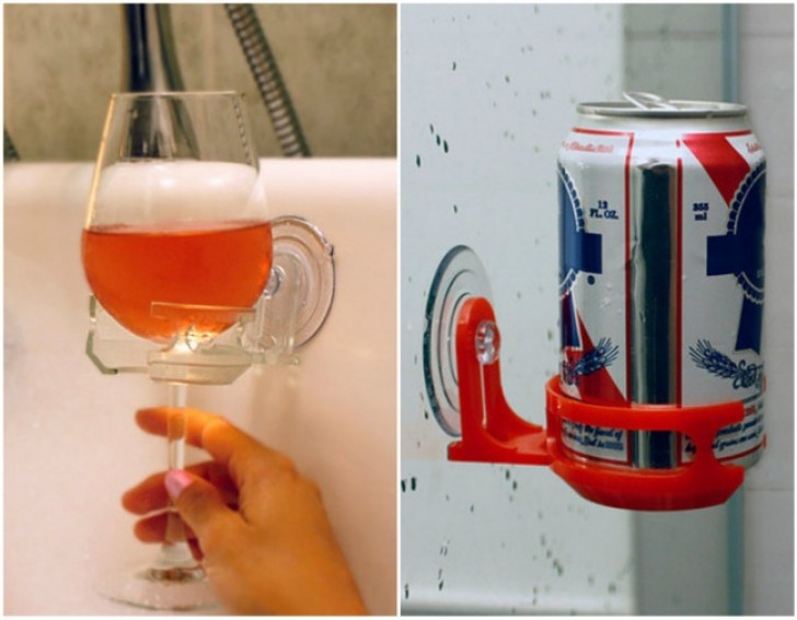Un porta bicchiere con ventosa adesiva, per bere sotto la doccia o, meglio, nella vasca da bagno.