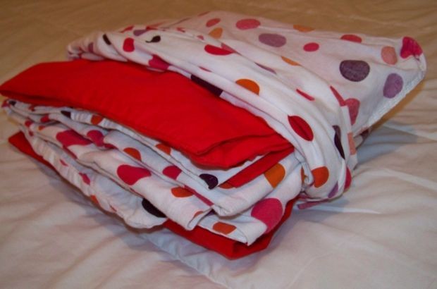 8. Damit alles in Ordnung bleibt, könnt ihr Bettwäsche in Bezügen verpacken.