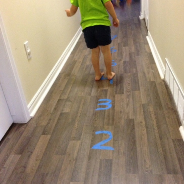 Disegnate dei numeri sul pavimento del corridoio con del nastro adesivo. Il bambino potrà ad esempio saltare, in avanti o indietro, a seconda del valore del numero che ha sotto i piedi.