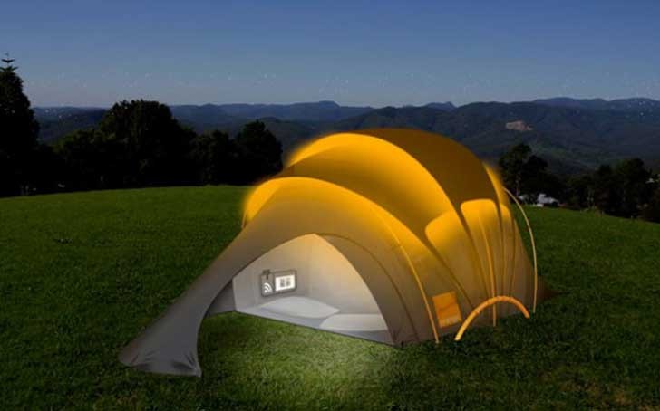 Vanbinnen in de tent is er dus ook een verlichtingssysteem aangelegd, net zoals stopcontacten om telefoons of tablets op te laden, als wat behoeft om wifi te verschaffen .