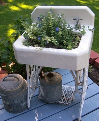 7. Benutzt eure Fantasie, um euren Garten zu dekorieren. Schaut euch dieses alte Waschbecken an, das als Blumentopf dient.