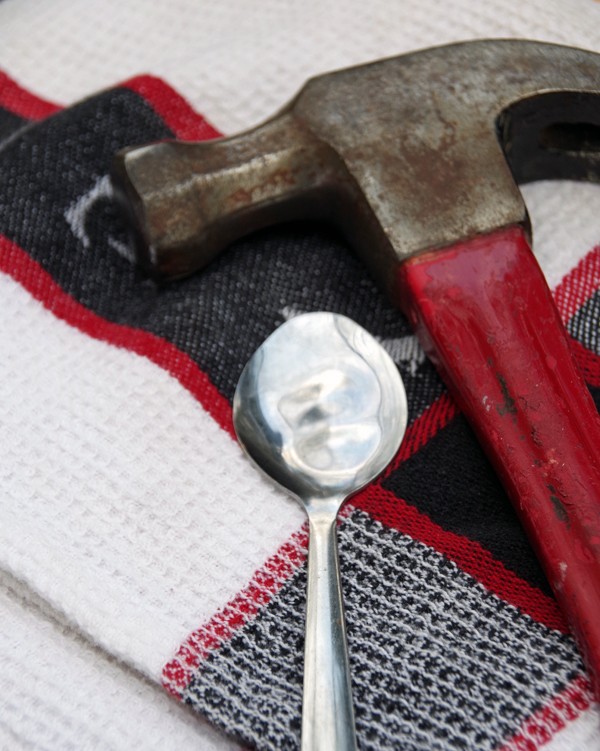 4. Alte Löffel müsst ihr nicht wegschmeißen. Macht sie mit einem Hammer platt...