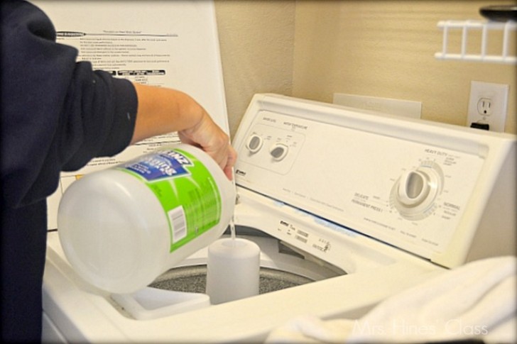 Le vinaigre est un excellent désinfectant et n'endommage pas la machine à laver, et peut très bien remplacer l'eau de Javel.