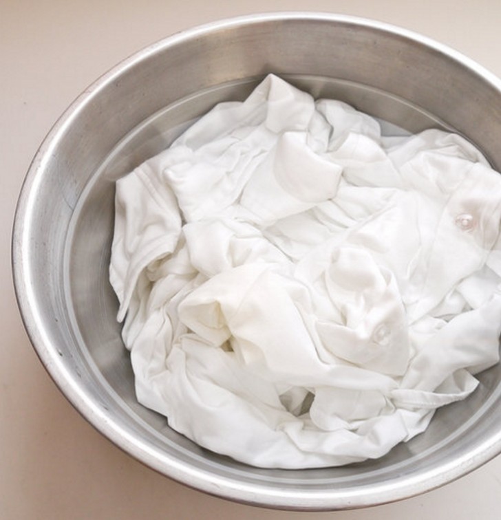 Pour blanchir les vêtements blancs, laissez-les dans 5 parties d'eau et 2 de vinaigre pour une nuit, puis rincez.